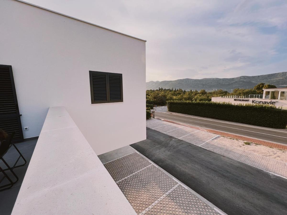 Dawn & Dusk - Modern Two Bedroom Apartment With Mountain Views Cilipi Exterior photo